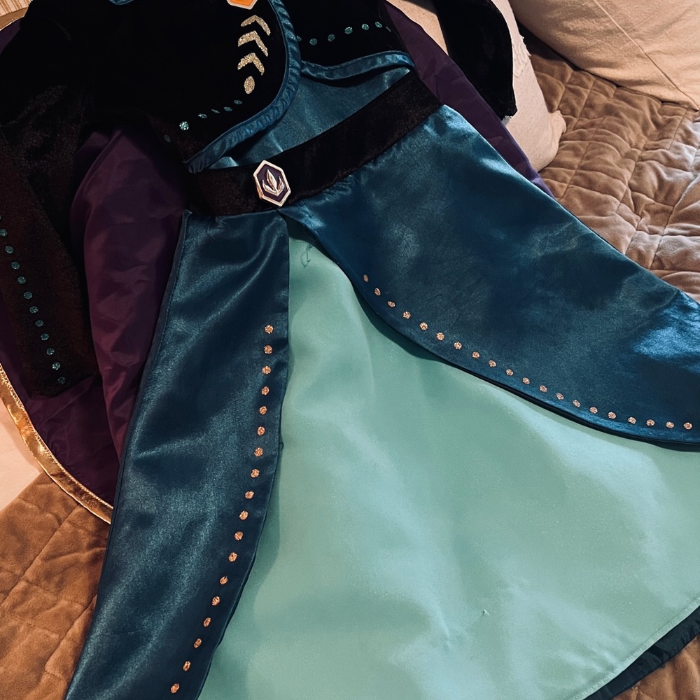 Disney Frozen 2 Anna Costume size 3 toddler/girls.  Dress and cape
